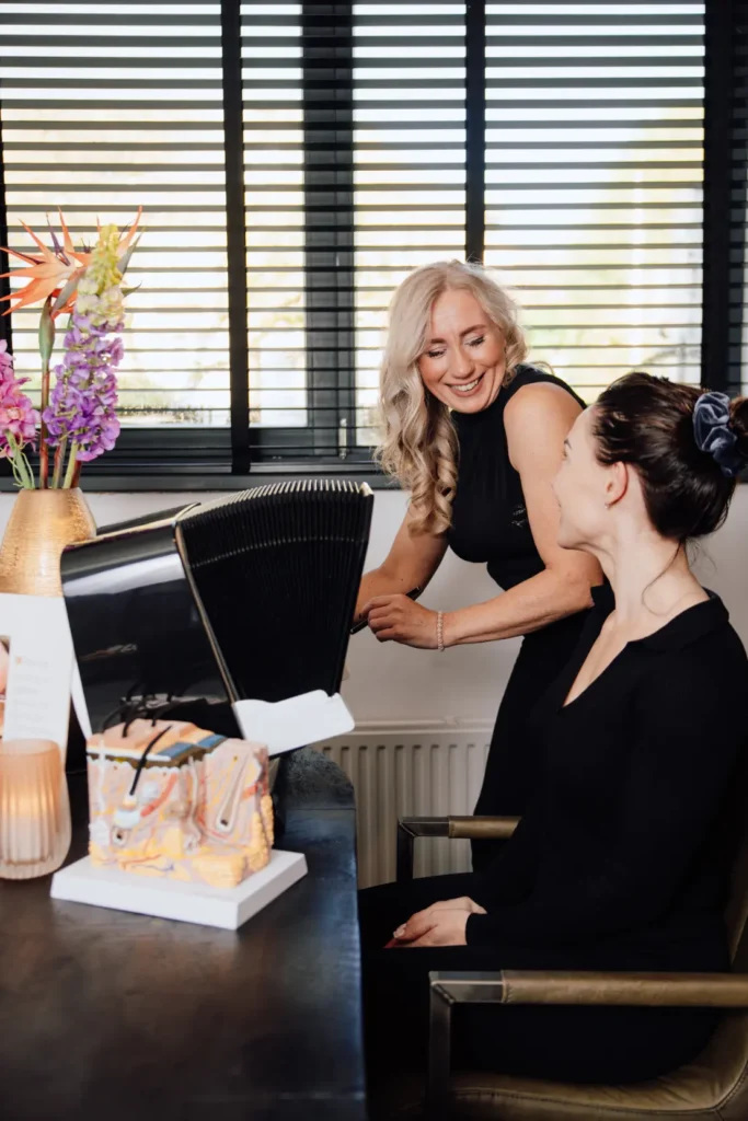 Patricia bespreekt de huidscan met een klant
